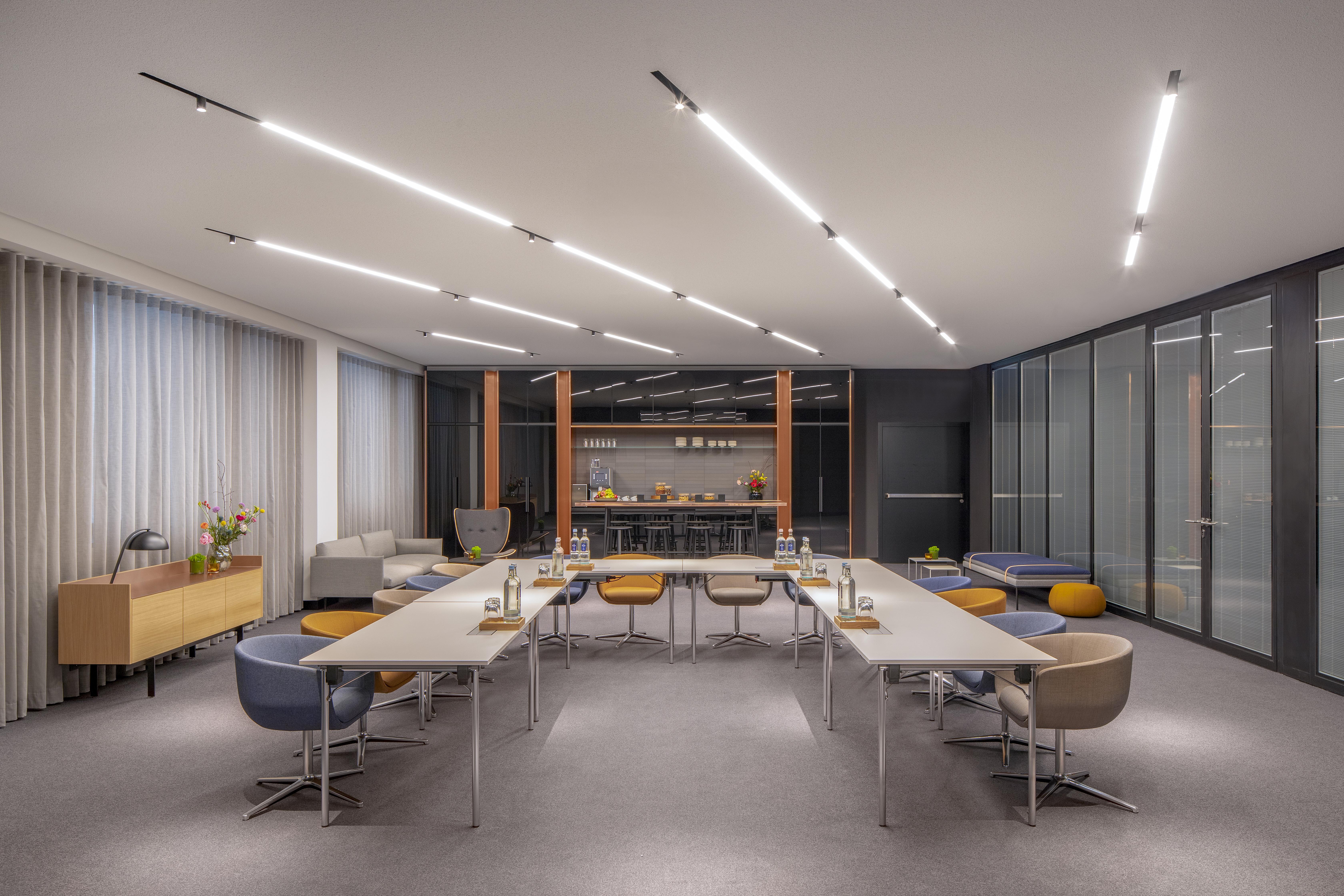 أنداز ميونخ شفابينجر تور - إيه كونسيبت باي حياة ميونيخ المظهر الخارجي الصورة The interior of the 100 East 53rd Street building