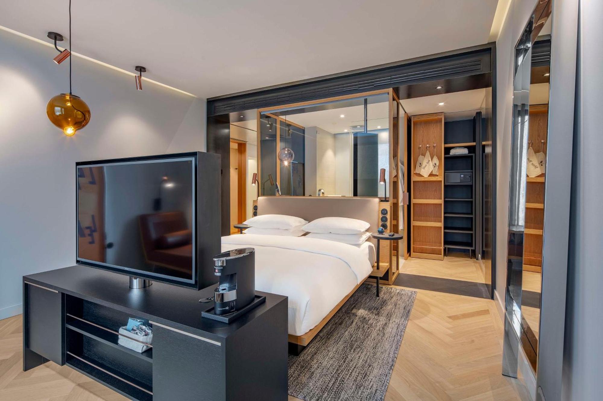 أنداز ميونخ شفابينجر تور - إيه كونسيبت باي حياة ميونيخ المظهر الخارجي الصورة A bedroom at the hotel