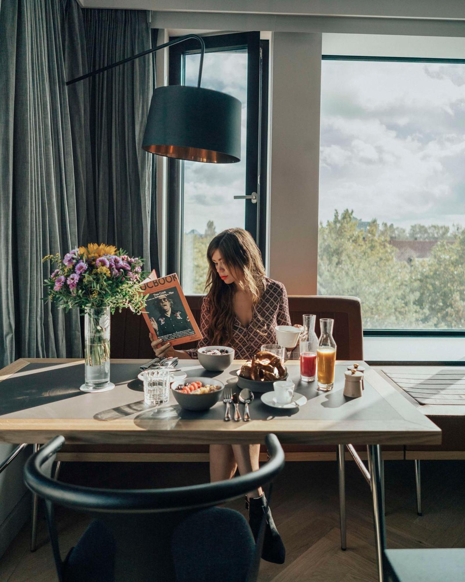 أنداز ميونخ شفابينجر تور - إيه كونسيبت باي حياة ميونيخ المظهر الخارجي الصورة A woman reading a magazine