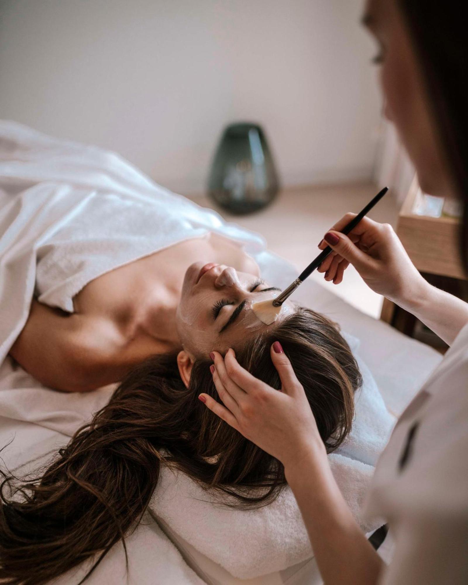 أنداز ميونخ شفابينجر تور - إيه كونسيبت باي حياة ميونيخ المظهر الخارجي الصورة A woman receiving a facial treatment