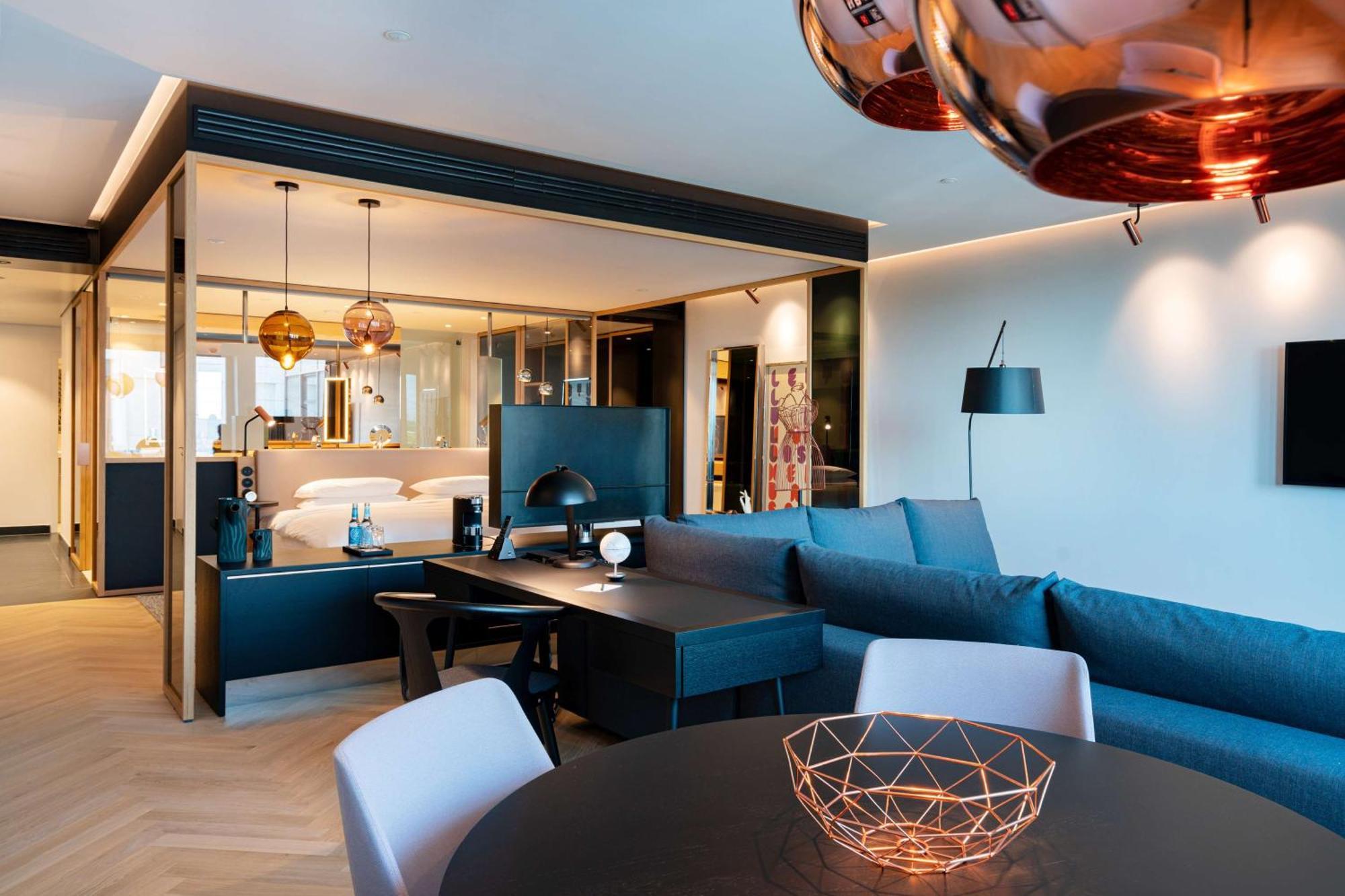 أنداز ميونخ شفابينجر تور - إيه كونسيبت باي حياة ميونيخ المظهر الخارجي الصورة The interior of a suite at the hotel