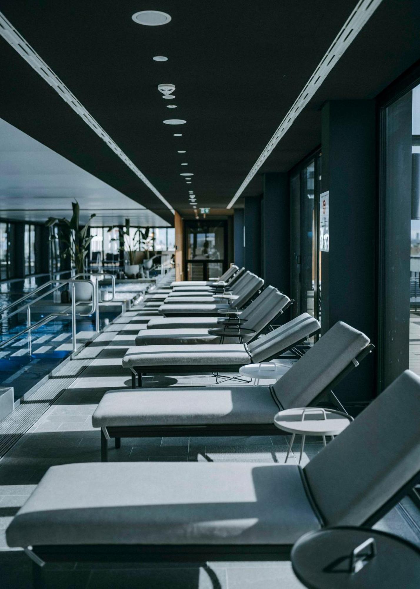 أنداز ميونخ شفابينجر تور - إيه كونسيبت باي حياة ميونيخ المظهر الخارجي الصورة The pool at the 1018