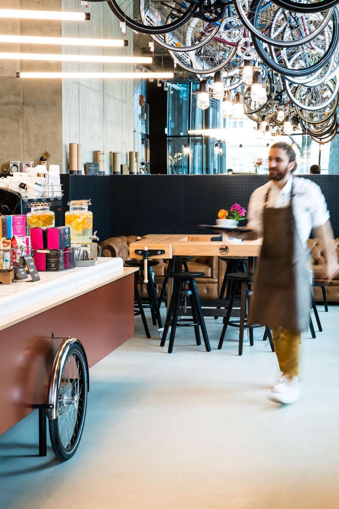 أنداز ميونخ شفابينجر تور - إيه كونسيبت باي حياة ميونيخ المظهر الخارجي الصورة A barista working at a coffee shop