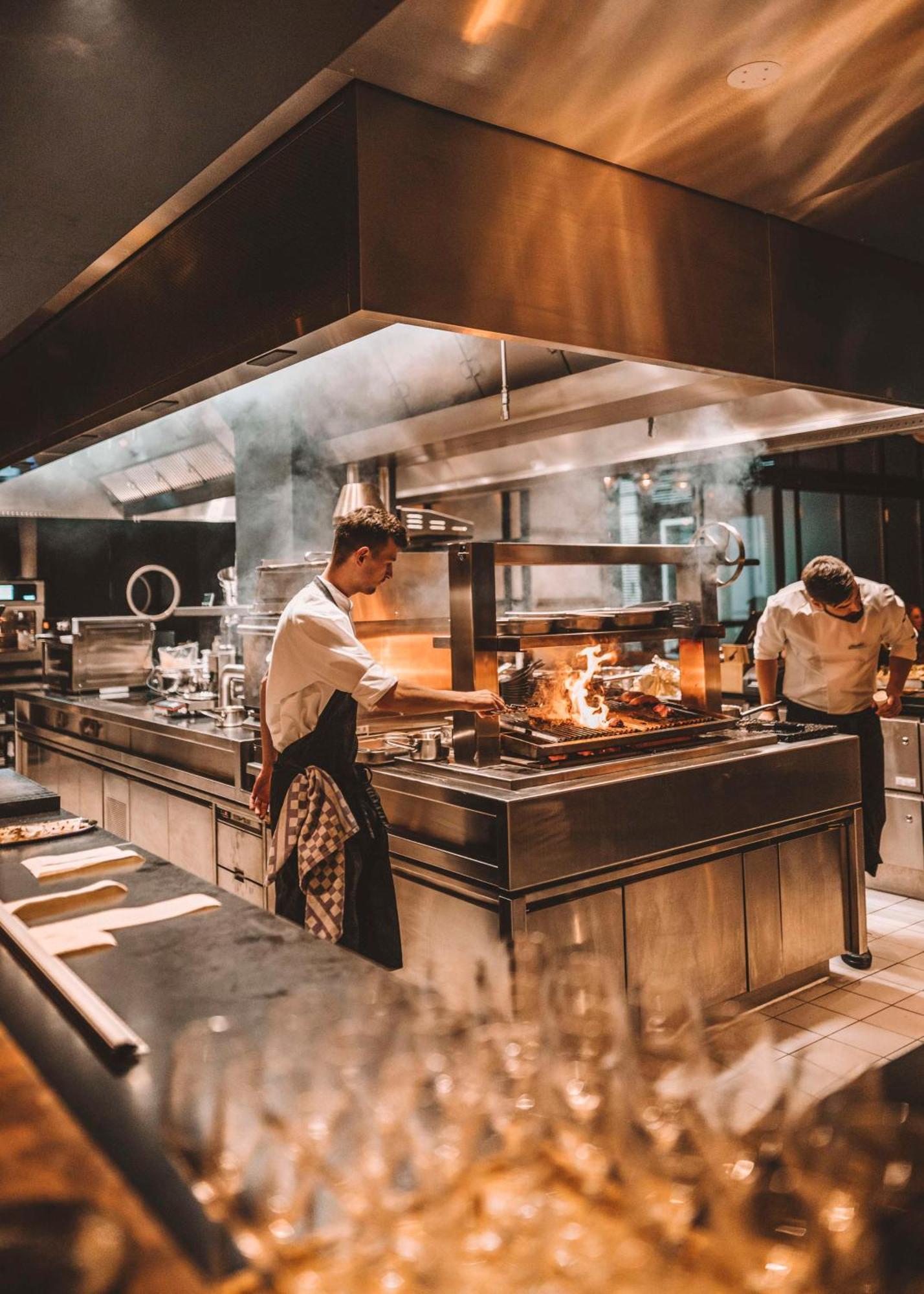 أنداز ميونخ شفابينجر تور - إيه كونسيبت باي حياة ميونيخ المظهر الخارجي الصورة The kitchen at the restaurant