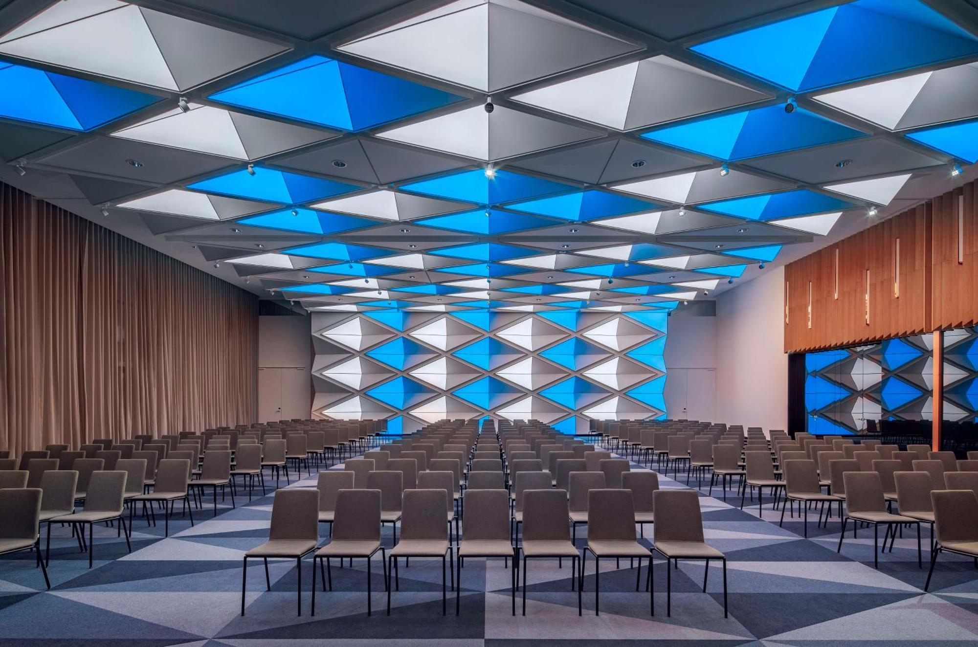 أنداز ميونخ شفابينجر تور - إيه كونسيبت باي حياة ميونيخ المظهر الخارجي الصورة The interior of the main conference hall