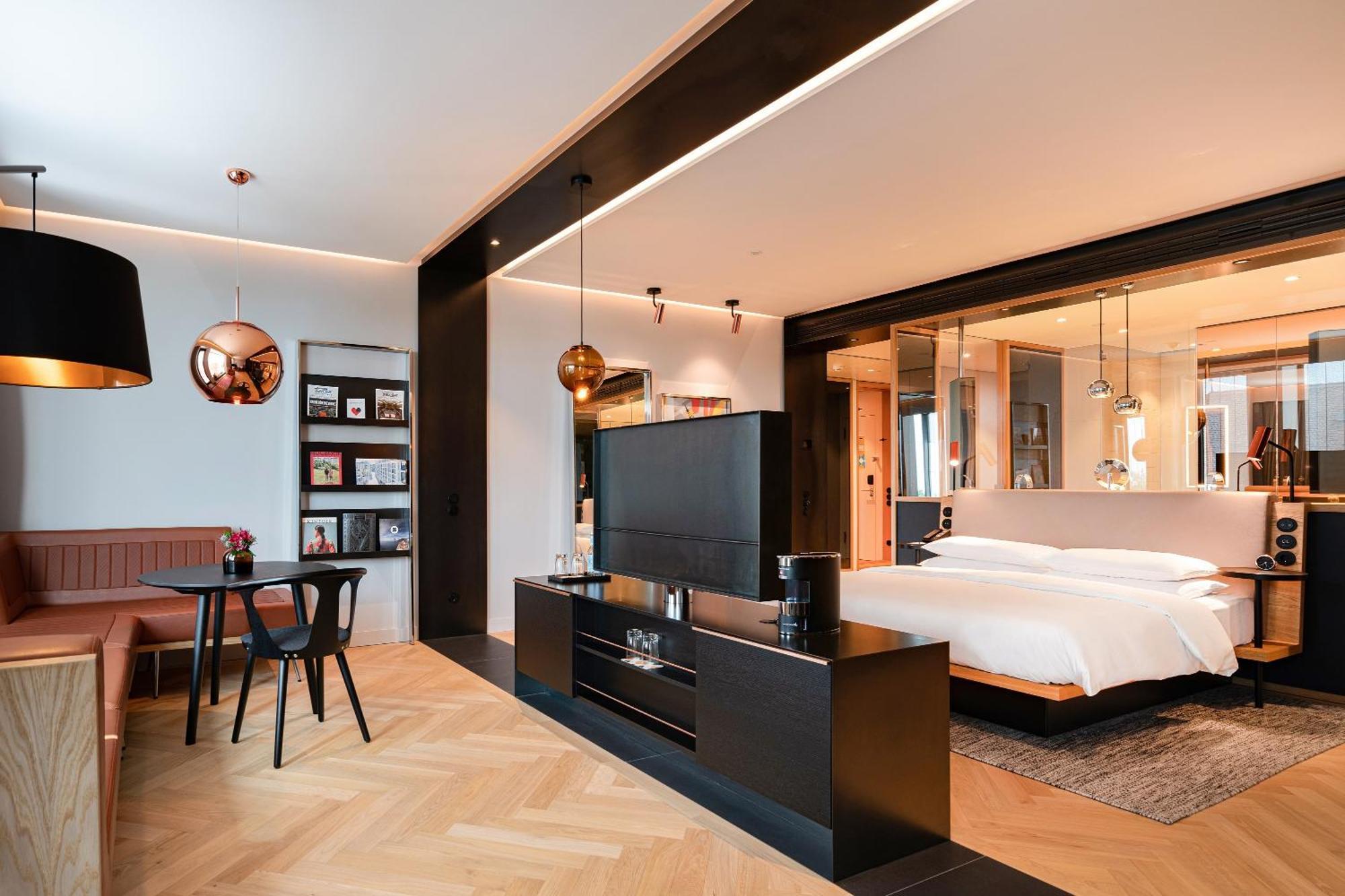 أنداز ميونخ شفابينجر تور - إيه كونسيبت باي حياة ميونيخ المظهر الخارجي الصورة A suite at the hotel